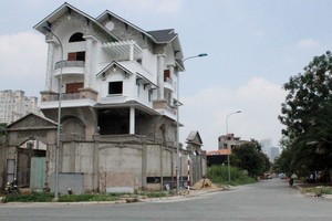 Nhu cầu mua những mảnh đất lớn để làm biệt thự vườn của giới nhà giàu TP.HCM đang khá cao, nhưng cần cẩn trọng với hồ sơ pháp lý đất đai. Ảnh: Anh Minh