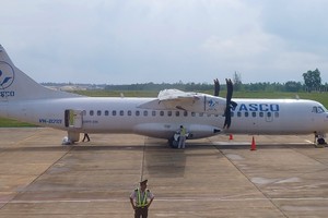 Tàu bay ATR72 của VASCO đậu tại sân bay Đồng Hới, chuẩn bị bay đi Hà Nội.