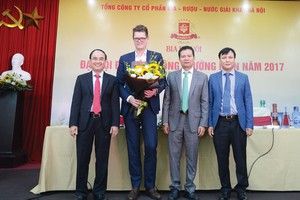 Thành viên Hội đồng quản trị và Ban kiểm soát Habeco chúc mừng ông Soren Ravn trúng cử thành viên Hội đồng quản trị