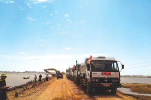 Thi công đê chắn sóng Dự án Luồng sông Hậu.