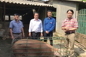 Ông Nguyễn Đức Hưởng (ngoài cùng bên phải) tới thăm hộ gia đình ông Quàng Văn Muôn tỉnh Điện Biên