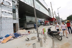 Công ty ACC Thăng Long cho trồng 600 cột trụ inox ở vỉa hè bao quanh dự án Artemis khiến người dân xung quanh bức xúc. Ảnh: Dũng Minh