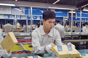 Công ty TNHH Việt Hưng (Hà Nội) sản xuất bao bì cho Samsung. Ảnh: Đức Thanh