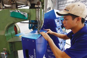 Sản xuất vỏ họp đựng linh kiện cho Samsung tại Công ty TNHH Thương mại và Dịch vụ Hiền Lê (Hải Dương). Ảnh: Đ.T