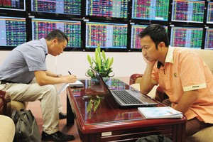 Thị trường chứng khoán trong nước tiềm ẩn nhiều cơ hội hấp dẫn, nên các nhà đầu tư nội chưa tính đến chuyện xuất ngoại “buôn” chứng khoán  