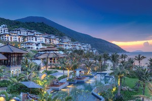 Nghỉ dưỡng, chuyện trên bàn trà