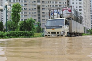 Trận mưa đầu mùa năm ngoái đã khiến Khu đô thị Dương Nội chìm trong biển nước - Ảnh: Dũng Minh