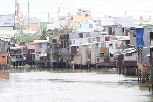 Sau 23 năm quy hoạch di dời, TP.HCM vẫn còn hàng ngàn ngôi nhà trên các kênh, rạch. Ảnh: Gia Huy