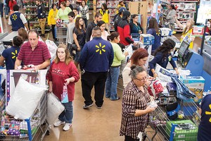 Chiến lược chi phí thấp, CEO Walmart phải tự... dọn rác