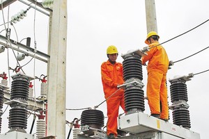 Phụ tải điện tăng cao đang gây áp lực lớn cho ngành điện. Ảnh: Hoàng Minh