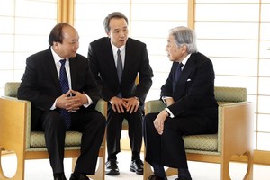 Trong chuyến thăm chính thức Nhật Bản, sáng 6/6/2017, tại Hoàng Cung ở Thủ đô Tokyo, Thủ tướng Chính phủ Nguyễn Xuân Phúc và Phu nhân hội kiến Nhà vua Nhật Bản Akihito và Hoàng hậu Michiko. Trong ảnh: Thủ tướng Nguyễn Xuân Phúc và Nhà vua Nhật Bản Akihito. Ảnh: TTXVN