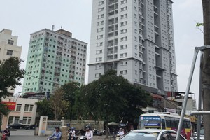 Tòa 4A gần như đã xây xong 10 năm nay, nhưng vẫn “vườn không nhà trống. Ảnh: Kim Đức