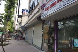 Người dân tổ 18E phường Vĩnh Hưng, quận Hai Bà Trưng, Hà Nội hoang mang vì nhà của họ bỗng dưng nằm trong diện phải giải tỏa. Ảnh: Kim Đức