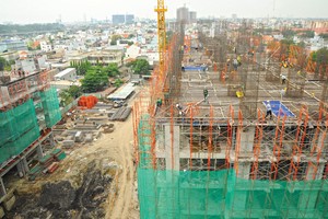 Việc xây dựng, sửa chữa nhà thời bão giá vật liệu luôn làm cho chủ thầu xây dựng và người dân đau đầu. Ảnh: Nam Uyên