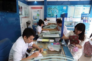 Đăng ký sim điện thoại di động tại một quầy giao dịch của VinaPhone trên phố Huỳnh Thúc Kháng (Hà Nội). Ảnh: Đức Thanh