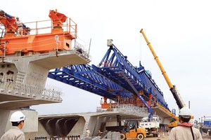 Thi công cầu Tân Vũ - Lạch Huyện do PMU2 (Bộ Giao thông - Vận tải) quản lý. Ảnh: Anh Minh