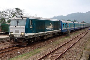 Vốn ngoại đang chờ
Cho đến thời điểm này, Lotte E&C (Hàn Quốc) là nhà đầu tư nước ngoài sốt sắng nhất đối với Dự án Nâng cấp tuyến đường sắt Yên Viên - Lào Cai và xây dựng đoạn đường sắt kết nối Lào Cai - Hà Khẩu theo hình thức PPP.
Nhà đầu tư Hàn Quốc cho biết, sẵn sàng bỏ kinh phí lập đề xuất dự án nâng cấp cho tuyến đường đang đứng thứ hai về sản lượng vận tải hàng hóa trong mạng đường sắt quốc gia.