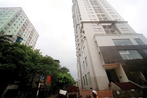 Tòa nhà 4A thuộc Dự án Đầu tư xây dựng dải đất phía Nam đường Đại Cồ Việt dù đã hoàn thành cả chục năm nay, nhưng vẫn để không. Ảnh: Dũng Minh