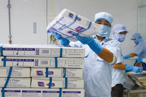 VASEP đề nghị bỏ thủ tục cấp Giấy xác nhận công bố phù hợp quy định an toàn thực phẩm. Trong ảnh: Công nhân đóng gói sản phẩm tại Công ty TNHH Công nghiệp Thủy sản Miền Nam (Cần Thơ). Ảnh: Đức Thanh