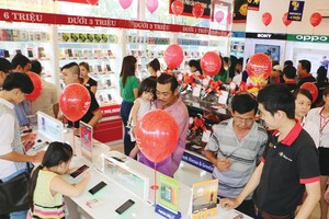 Thói quen của người tiêu dùng và xu thế công nghệ đang đặt các nhà bán lẻ vào cuộc đua khó khăn Trong ảnh: Một cửa hàng FPT Shop tại Hà Nội.