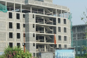 Với nhu cầu ở thực rất lớn, phân khúc căn hộ trung cấp và bình dân luôn hút người mua. Ảnh: Dũng Minh