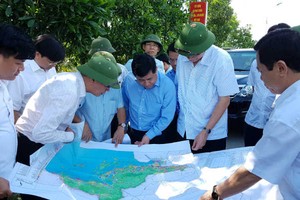 Bộ trưởng Nguyễn Chí Dũng khảo sát thực địa khu vực xây dựng khu kinh tế thứ hai ở Quảng Ninh