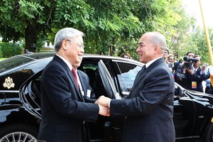 Quốc vương Campuchia Norodom Sihamoni đón Tổng Bí thư Nguyễn Phú Trọng trong chuyến thăm Campuchia của Tổng Bí thư tháng 12/2011 (Ảnh: TTXVN)