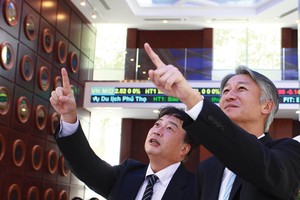 Nhà đầu tư nước ngoài đến thăm Sở Giao dịch chứng khoán TP.HCM