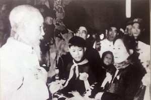 Chủ tịch Hồ Chí Minh hỏi chuyện mẹ Nguyễn Thị Suốt, người anh hùng đã chèo đò đưa bộ đội qua sông Nhật Lệ (Quảng Bình) dưới bon đạn Mỹ (30/12/1966).