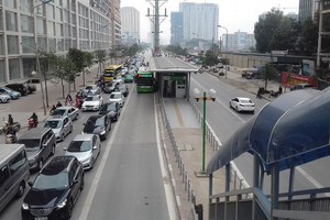 Nhiều dự án trên đường Lê Văn Lương - Tố Hữu tăng giá sau khi tuyến BRT được đưa vào hoạt động. Ảnh: Dũng Minh