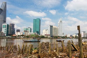 Nhiều ý kiến kiến nghị, nên giao đất dự án sát mép bờ sông, kênh rạch để khai thác tốt quỹ đất và tăng trách nhiệm của chủ đầu tư. Ảnh: Lê Toàn