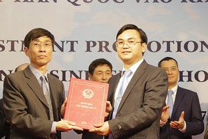 Ông Phan Văn Hiệu (bên trái), Chủ tịch Hội đồng 
quản trị CVI Pharma đón nhận giấy chứng nhận đăng ký đầu tư Dự án Nhà máy dược phẩm công nghệ cao tại Khu công nghệ cao Hòa Lạc