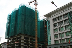 Sử dụng bê tông đúc sẵn sẽ rút ngắn tiến độ thi công xuống còn 3 ngày/sàn, thay vì 6-7 ngày như thông thường. Ảnh: Nguyễn Thành