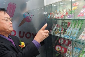 Nhà đầu tư tham quan khu trưng bày sản phẩm của KIDO Foods tại Nhà máy tại Bắc Ninh