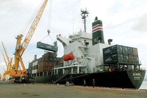 Theo luật Việt Nam, phải nộp vận đơn khi nhận hàng, người có tên trong vận đơn đích danh là người nhận hàng hợp pháp