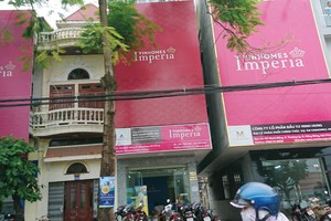 Nhiều sàn giao dịch bất động sản có trụ sở cùng trên một con phố tại Hải Phòng cùng bán hàng dự án Vinhomes Imperia. Ảnh: Lê Thu