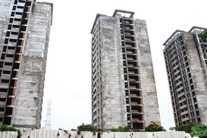 Những tòa nhà thi công dang dở tại Dự án nhà ở sinh viên Pháp Vân - Tứ Hiệp. Ảnh: Nguyễn Thành