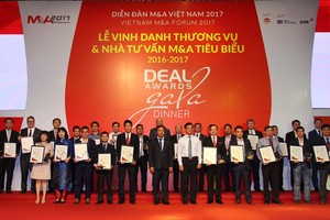 Ban tổ chức vinh danh các doanh nghiệp có thương vụ tiêu biểu