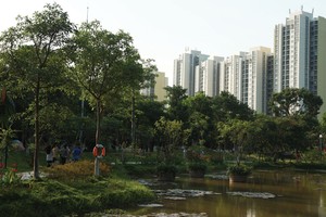 Chủ đầu tư Khu đô thị Ecopark tràn ngập mảng xanh, thu hút rất người về ở dù cách khá xa trung tâm Hà Nội. Ảnh: Dũng Minh