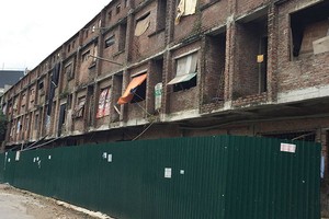 Cả thập kỷ qua, khu nhà liền kề này vẫn chưa hoàn thiện. Các cửa được che tạm bợ bằng bạt, gỗ hay bất cứ cái gì có thể tận dụng được và trở thành nơi ở bất đắc dĩ của những lao động tự do.