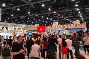 Hơn 20 doanh nghiệp dệt may Việt Nam đang có mặt tại Hội chợ Magic Show 2017 , Las Vegas, Hoa Kỳ tiếp tục "chinh phục" các nhà nhập khẩu.