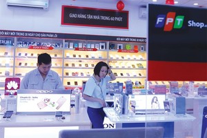 Tiêu dùng là một trong 3 trụ cột của tăng trưởng kinh tế. Trong ảnh, cửa hàng bán lẻ FPT Shop tại Thái Hà (Hà Nội). Ảnh: Đ.T