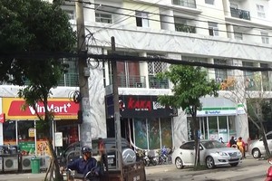 Tầng trệt của Chung cư Khang Gia Tân Hưng được chủ đầu tư chia làm nhiều ki ốt khác nhau để cho thuê. Ảnh: Việt Dũng