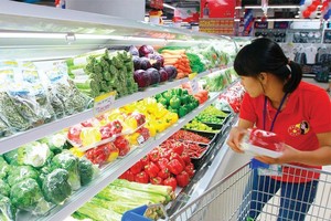 Tăng thuế giá trị gia tăng sẽ tác động trực tiếp đến hàng triệu người tiêu dùng. Ảnh: Đức Thanh