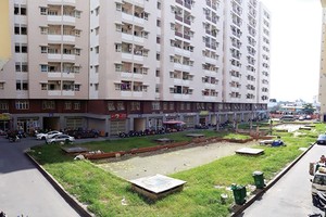 Lối đi bộ Chung cư Khang Gia Gò Vấp được một số hộ kinh doanh tận dụng làm bãi đỗ xe - Ảnh: Việt Dũng.