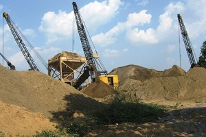 Việc sử dụng vô tội vạ đã dẫn đến nguy cơ thiếu cát trầm trọng. Ảnh: Nguyễn Thành