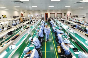 Nỗ lực xóa bỏ rào cản kinh doanh của Chính phủ đang thúc đẩy sự phát triển mạnh mẽ của khu vực kinh tế tư nhân. Trong ảnh: Nhà máy sản xuất Bphone của Bkav.