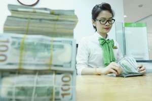 USD tiếp chuỗi ngày giảm giá, vì sao tỷ giá USD/VND vẫn đứng im?