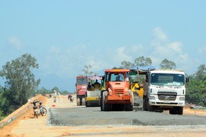 Nhiều gói thầu đoạn tuyến cao tốc Tam Kỳ - Quảng Ngãi đang thi công cầm chừng do ách tắc tài chính dẫn đến nguy cơ “vỡ” tiến độ của Dự án Đường cao tốc Đà Nẵng - Quảng Ngãi. Ảnh: H.M