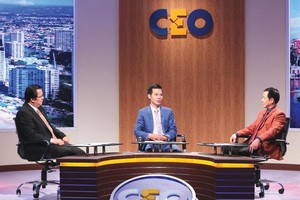 Ông Nguyễn Văn Dũng (bên trái) là người chơi ở vị trí CEO.